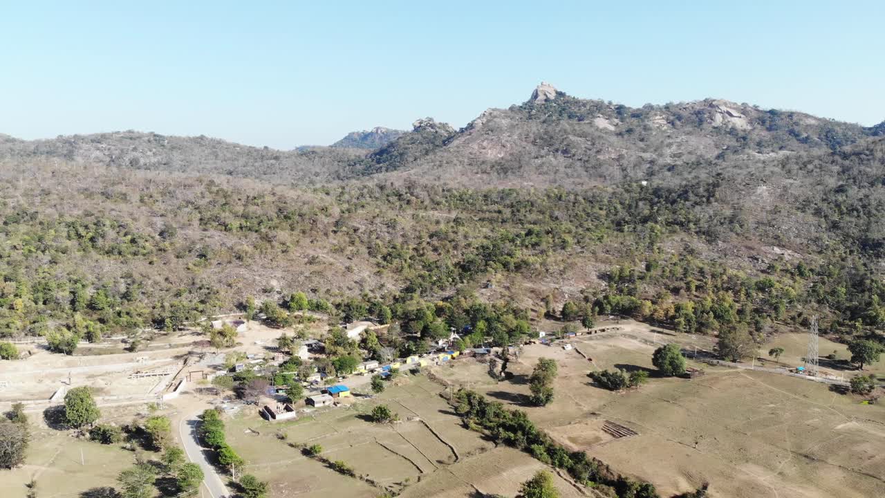imagen aérea del bosque del templo de maa kauleshwari, chatra, jharkhand, india