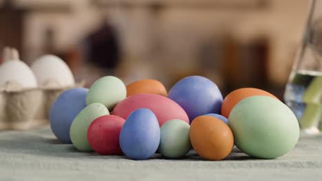feliz fiesta de pascua. huevos de colores de primer plano. prepararse para la pascua, pintar y decorar huevos. celebración cristiana, tradiciones familiares.