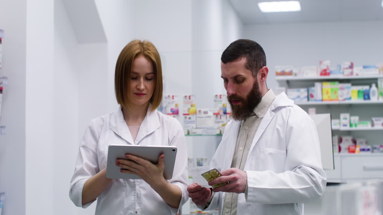 farmacéuticos que trabajan en interiores