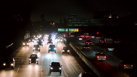 Ajetreado-Tráfico-De-La-Autopista-Por-La-Noche-En-El-Centro-De-Los-Ángeles