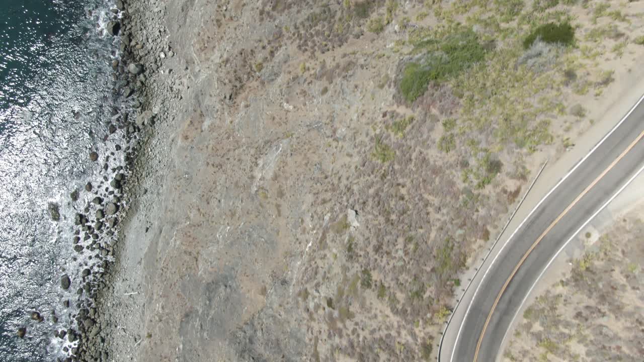 미국 캘리포니아의 울퉁불퉁한 지점에서 태평양 옆으로 1번 고속도로의 전방 이동 공중을 아래로 향함