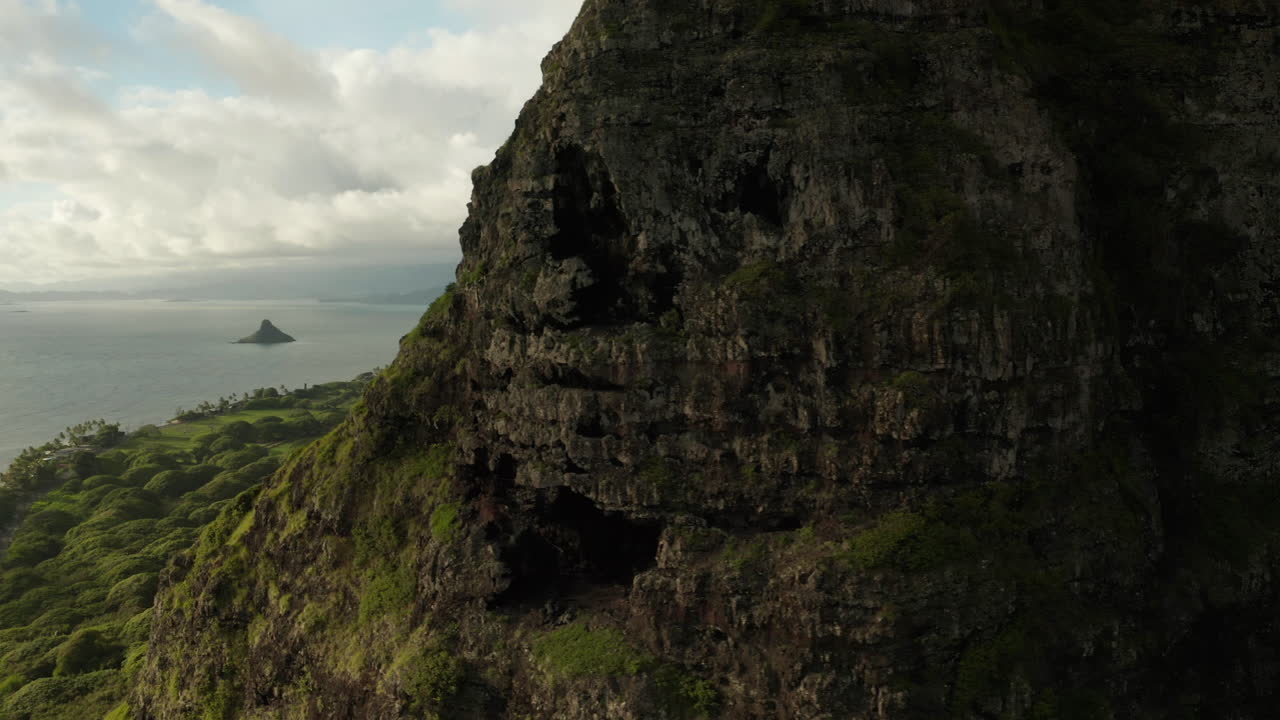 Svelamento panoramico della scogliera a Chinaman's Hat tramite drone