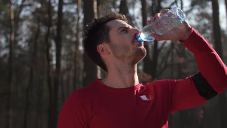 homme buvant de l'eau et se reposant après un effort intense