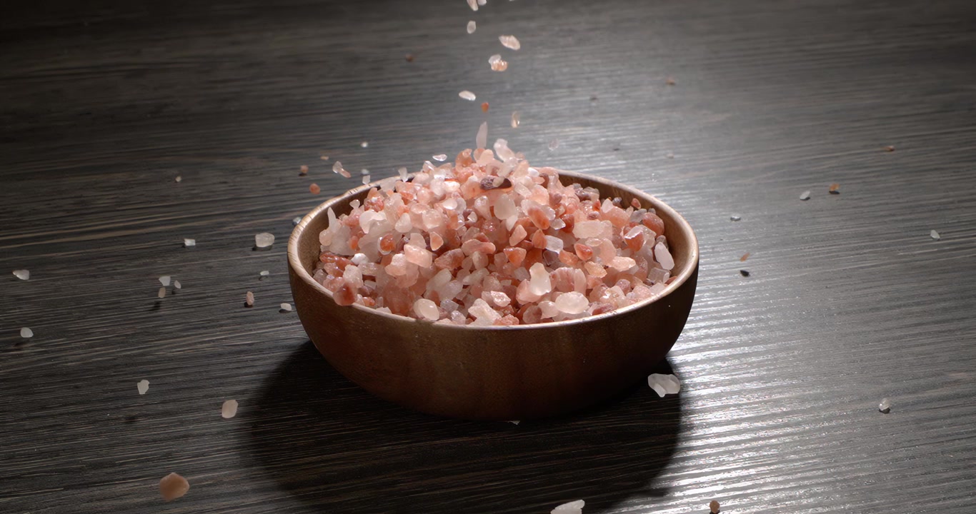 Sale rosa dell'Himalaya in super slow motion, condimento minerale naturale per cucina sana e concetti spa. Super slow motion 1500 fps
