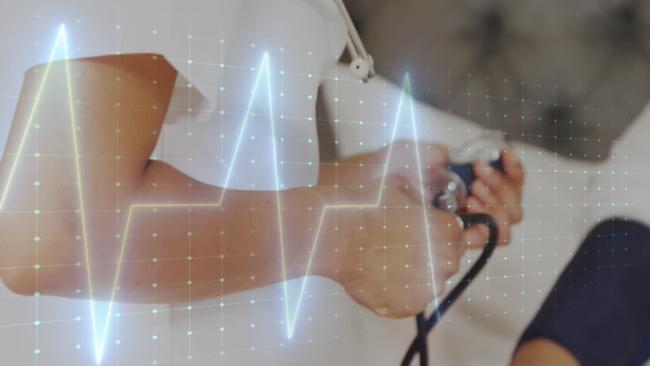 animación del monitor de ritmo cardíaco sobre la sección media de la doctora chequeando la presión arterial del paciente