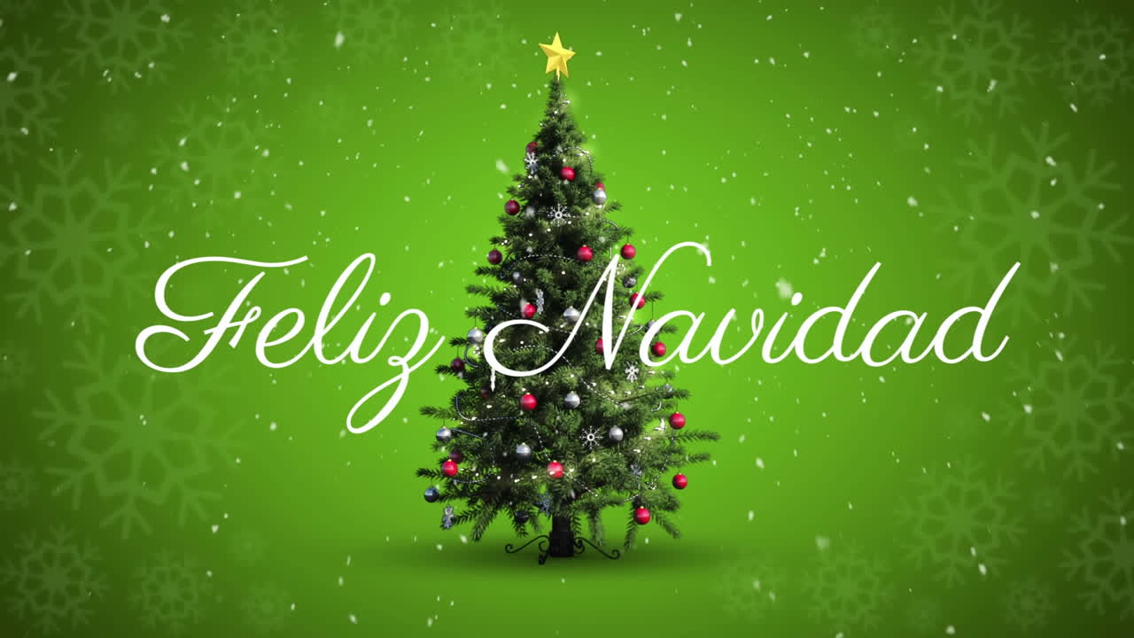 texto feliz navidad y nieve cayendo sobre árbol de navidad giratorio y copos de nieve sobre fondo verde