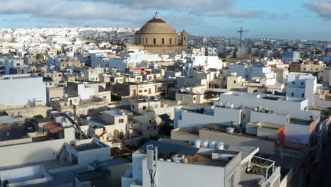 Flying-Towards-Rotunda-of-Mosta-In-Mosta,-Malta-At-Daytime---drone-shot