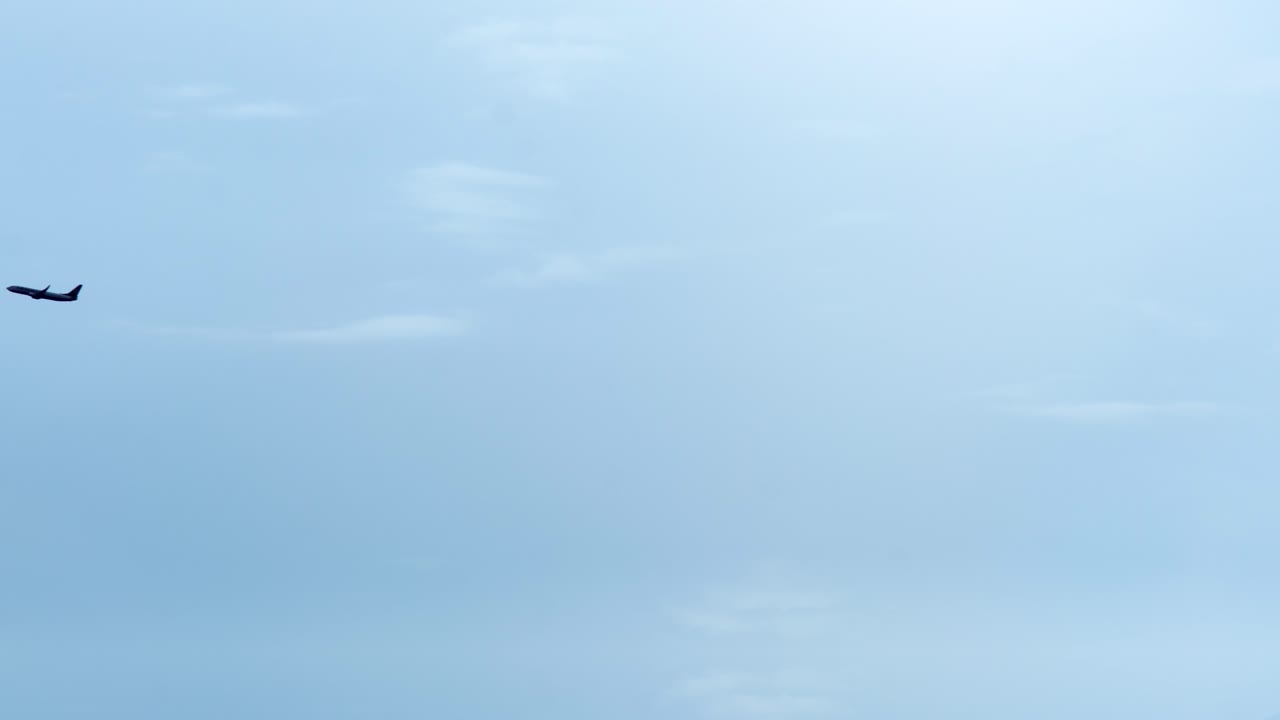 멀리 날아다니는 비행기 구름이 가득한 기운이 있는 하늘 긴  ⁇  실루 ⁇