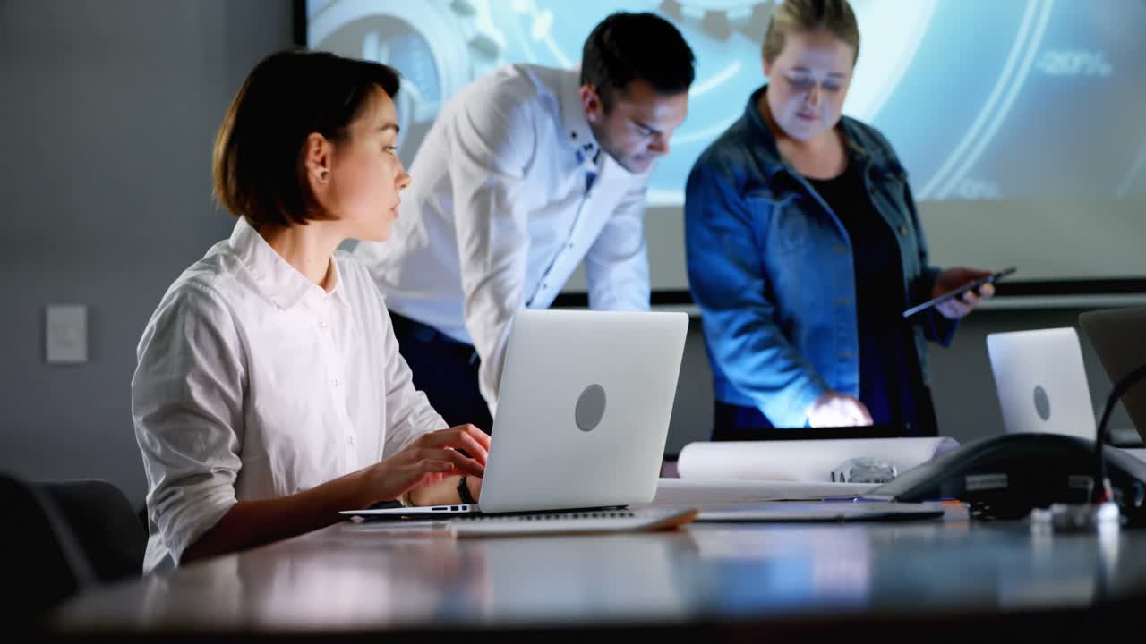 노트북 4k에서 일하는 동안 휴대폰을 사용하는 여성 임원