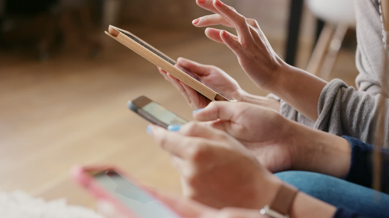 スマートフォンを使ってソーシャルメディアを利用する