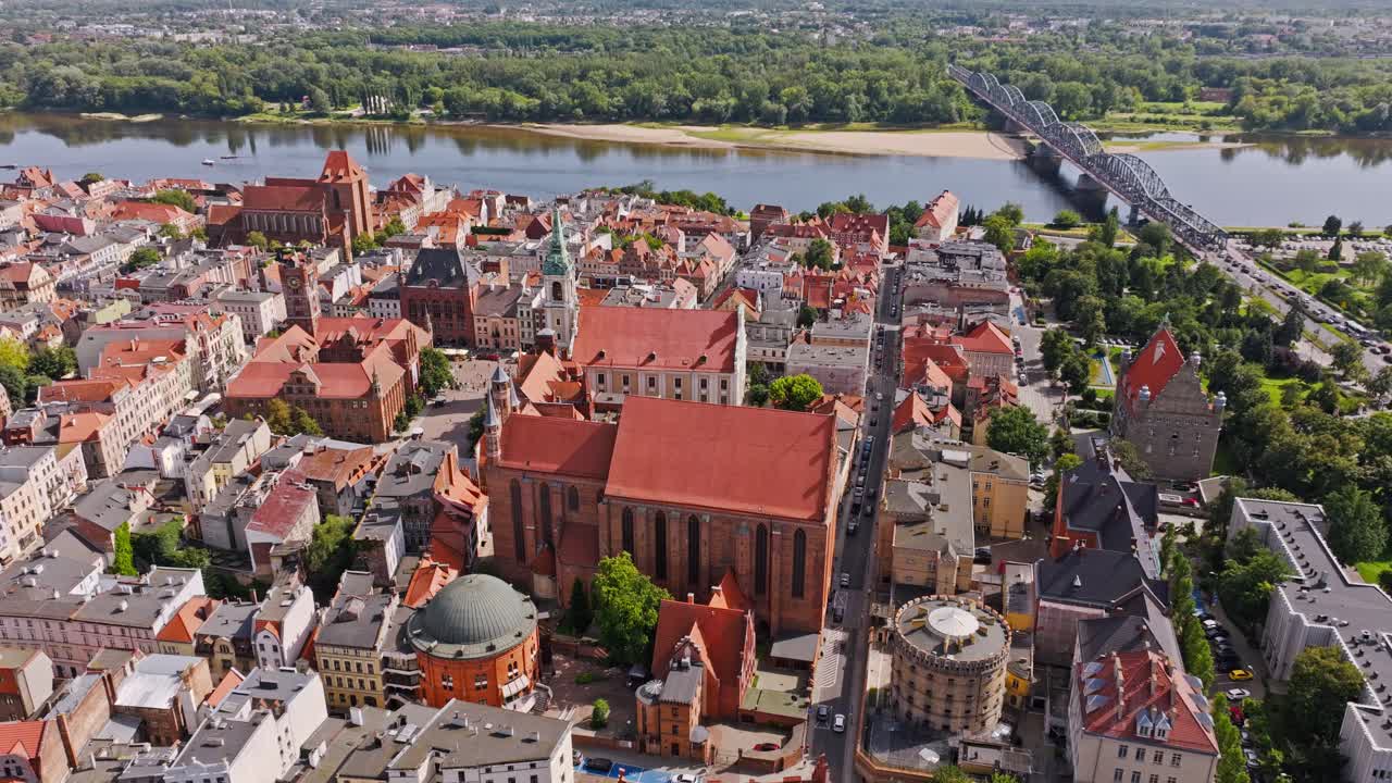 Il drone cattura una vista orbitante del centro storico di Toruń vicino alla Vistola in una giornata di sole.