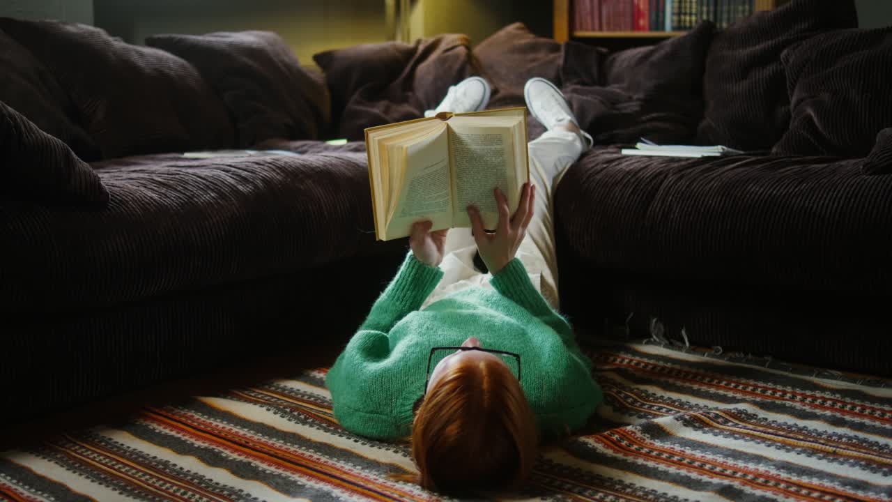 mujer leyendo un libro en el suelo