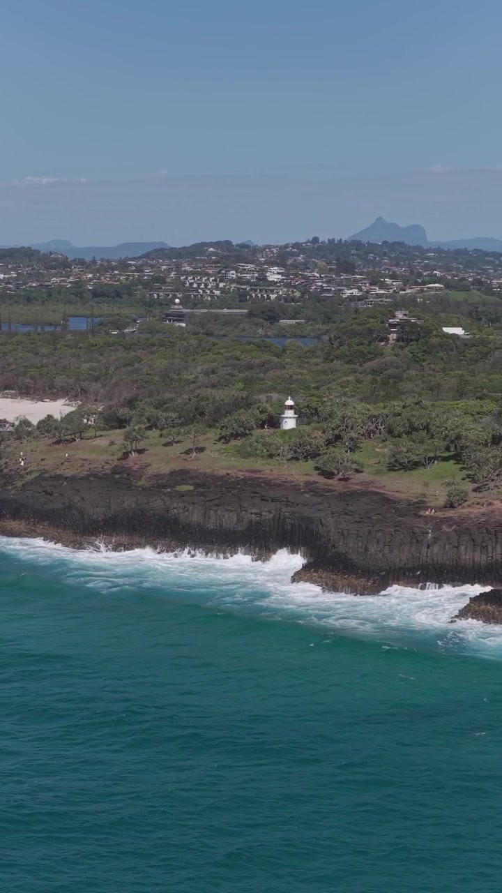 Faro di Fingal Head a Fingal Head, Nuovo Galles del Sud, Australia - Drone, Ripresa verticale.