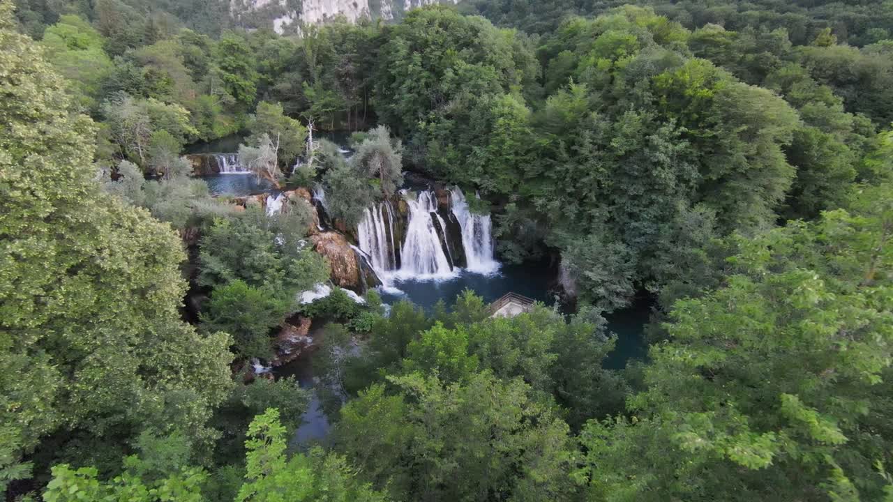 vuelo en primera persona en un profundo cañón por encima de un río de montaña entre matorrales de bambú, rododendros cubiertos de musgo