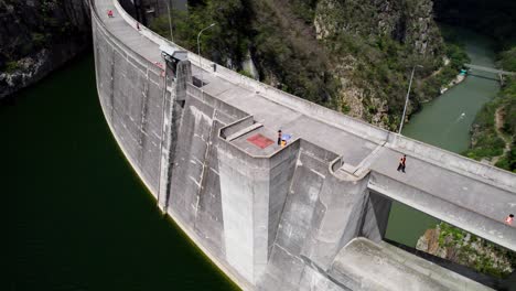 el cajon dam es el centro turístico de honduras para extranjeros.