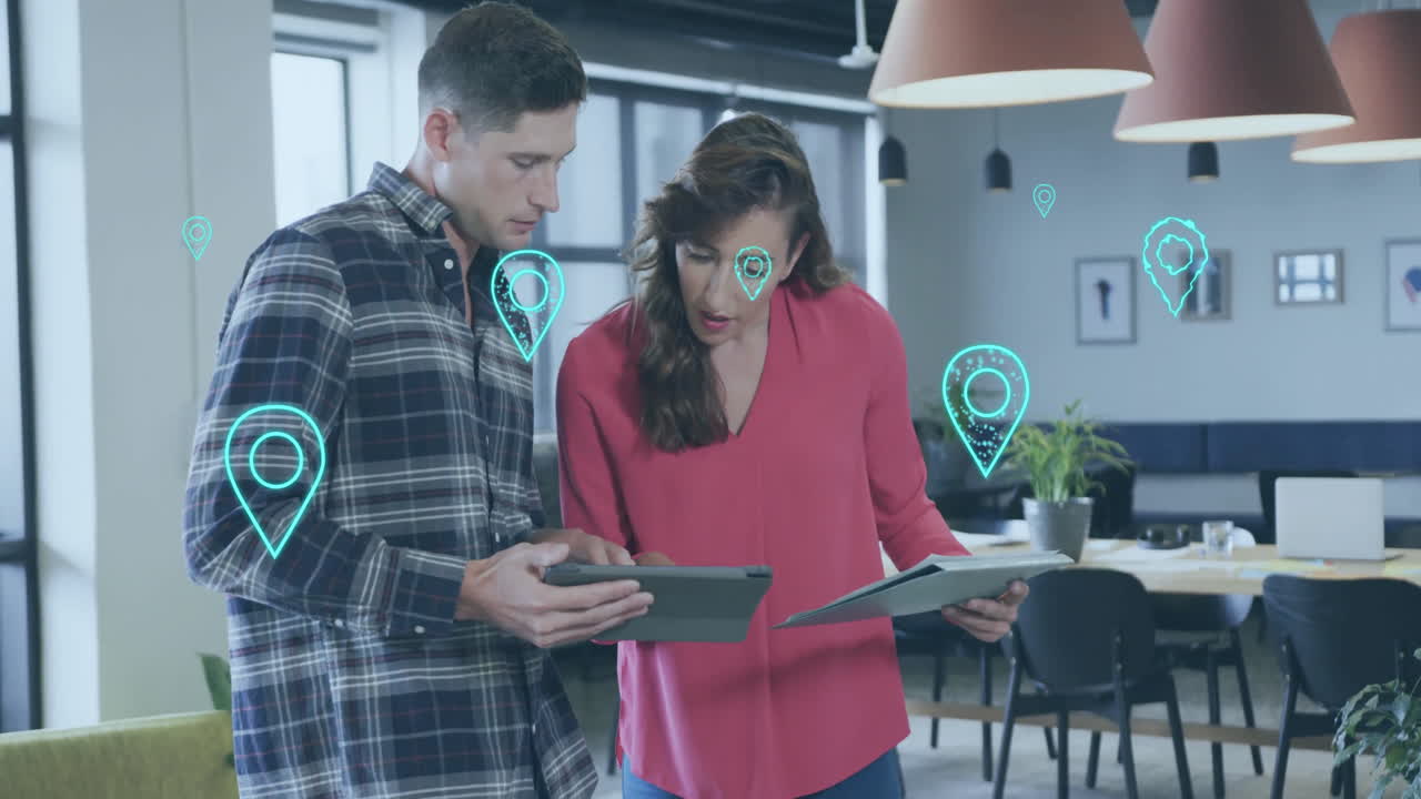 animación de iconos de pines de ubicación digital sobre diversas personas de negocios en la oficina