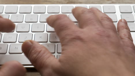 pov escribiendo en un primer plano del teclado mágico de apple con movimiento de cámara