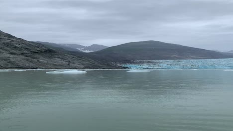 glacier cruise in alaskan waters