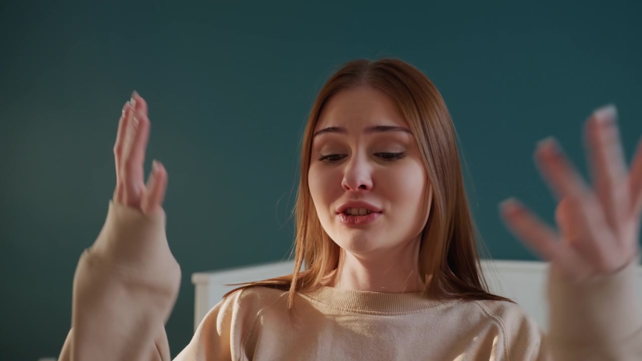 Sessione di pratica orale, studentessa caucasica che parla ed esprime emozioni durante il coaching grammaticale, gesti facciali espressivi con lacrime e sorrisi occasionali, allenamento vocale ed esercizi di pronuncia, tutor