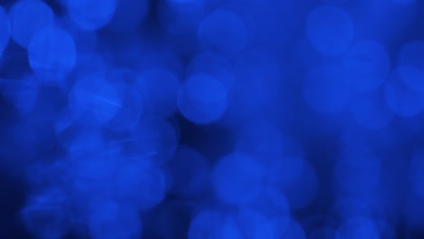 reflejo de luces azules borrosas en el agua. onda, ondas y bokeh de luces azuladas.