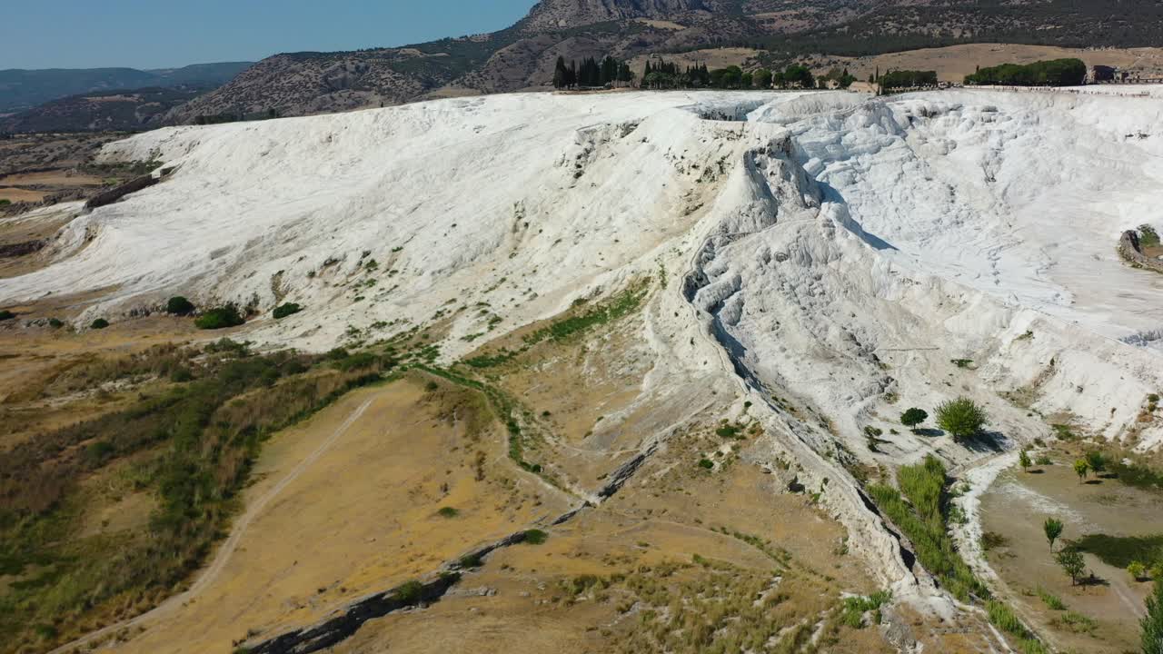 cerca de acantilados de montaña ricos en minerales blancos en pamukkale, turquía, famosa por sus piscinas termales