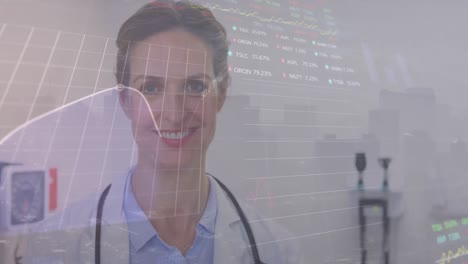 animación del procesamiento de datos sobre una doctora caucásica