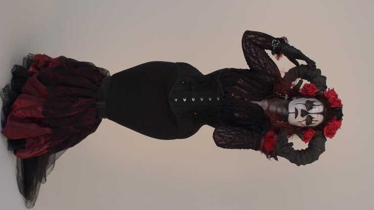 Donna in costume gotico scuro con corna e rose