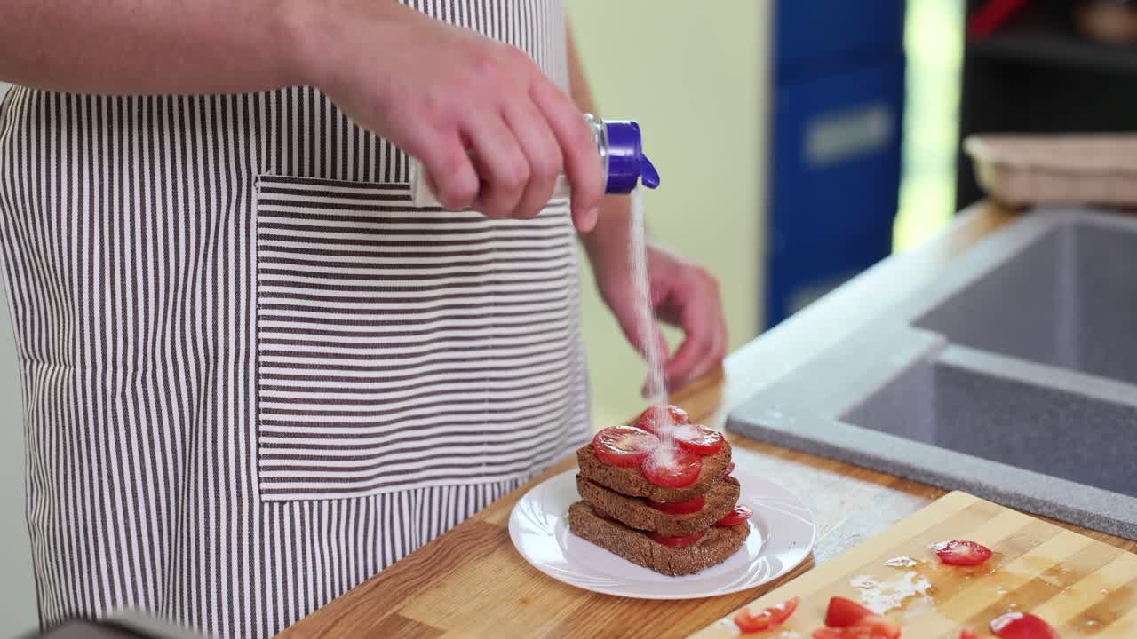 Preparing a tomato sandwich