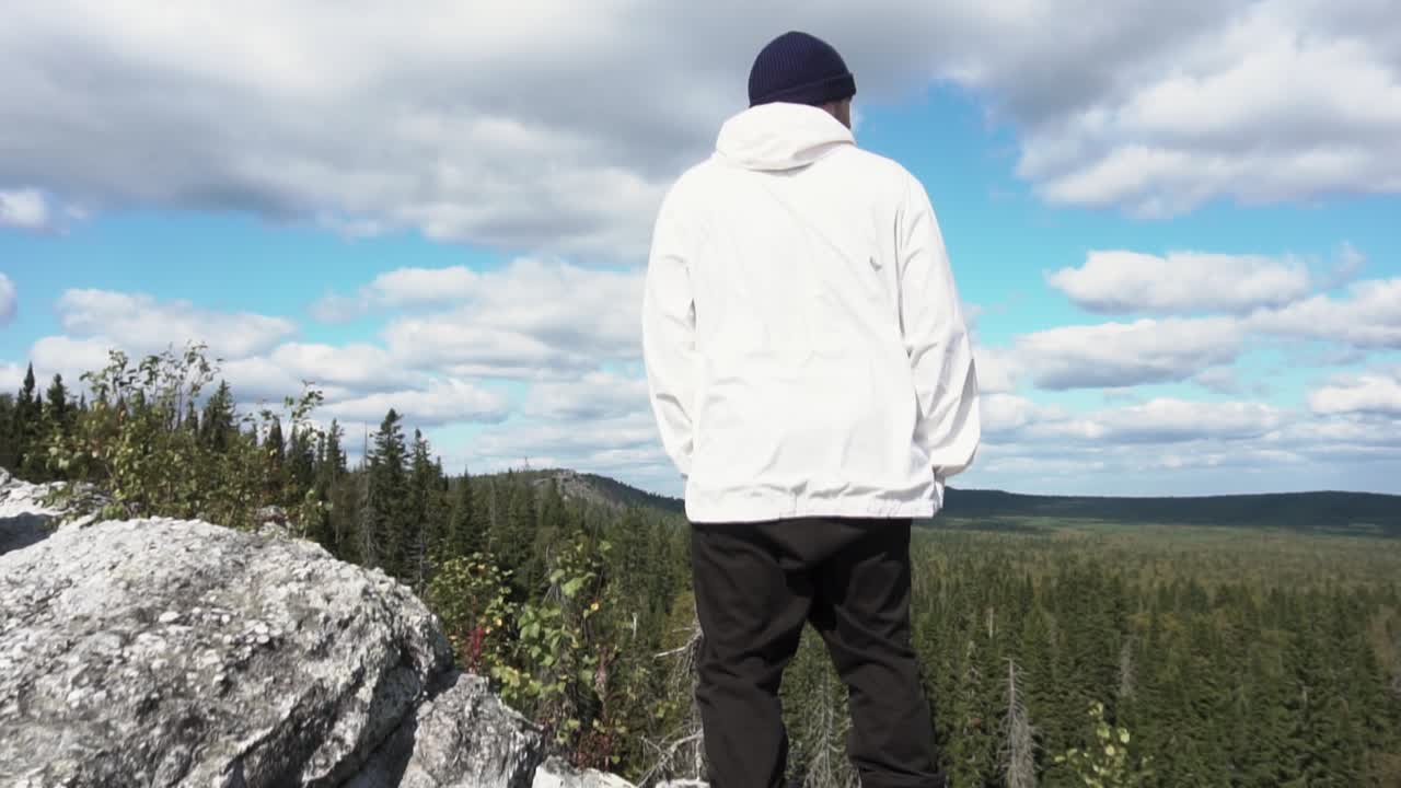 산 꼭대기에 서 있는 남자