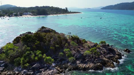 Playa-Acantilado-Rocoso-Isla-Azul-Turquesa-Mar