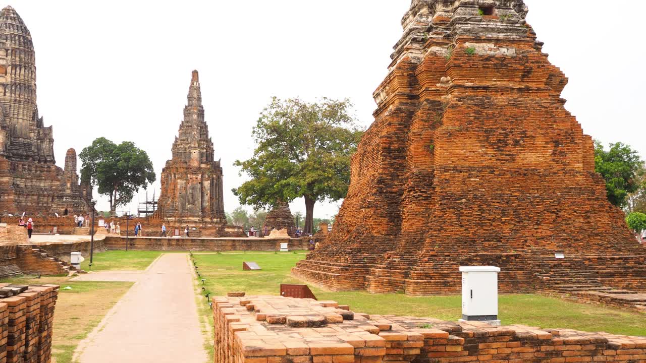 un paseo por las ruinas históricas del templo en tailandia