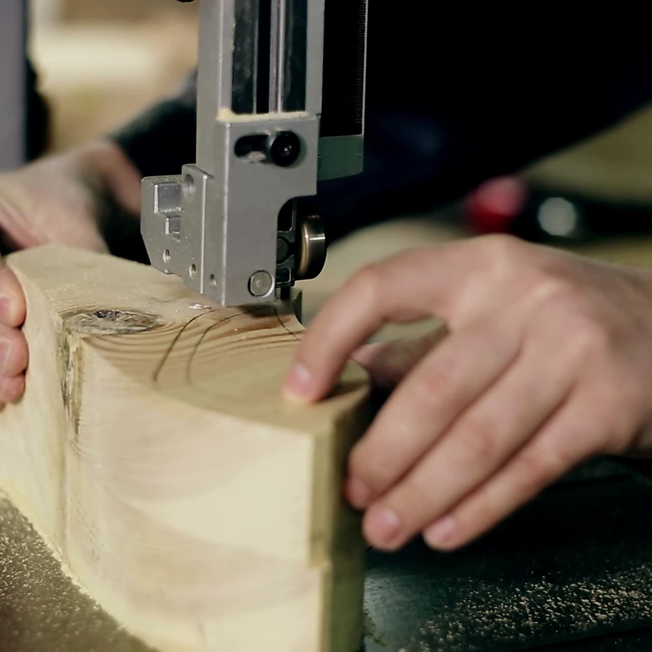 hombre usa una sierra eléctrica para cortar tablas de madera