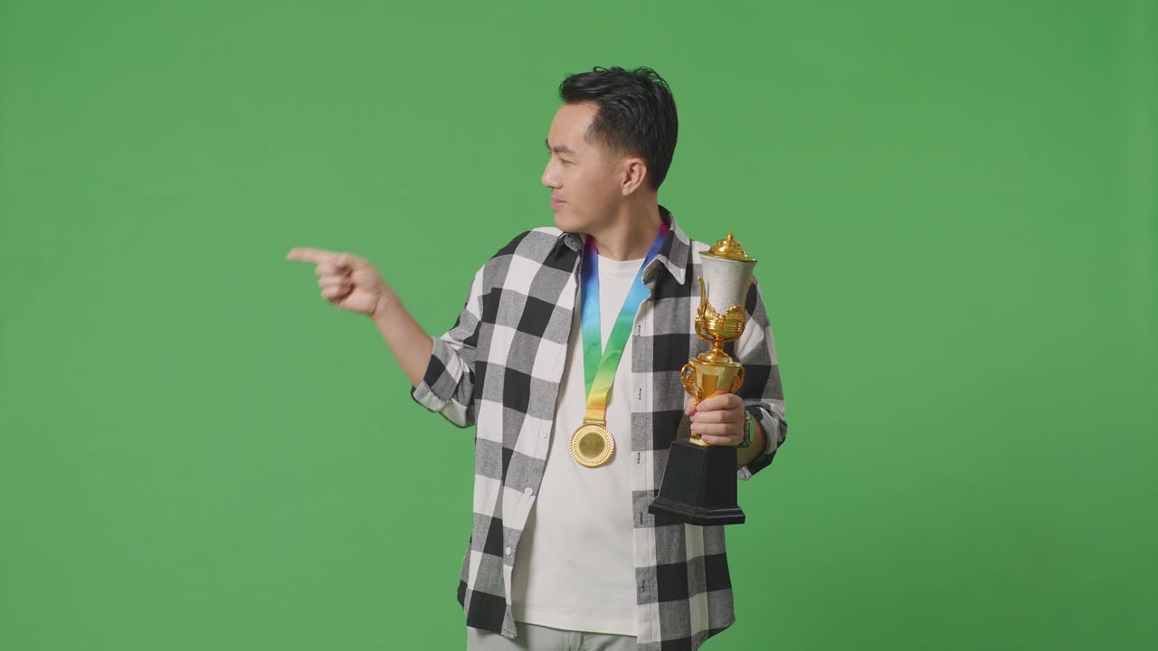 트로피를 들고 있는 남자