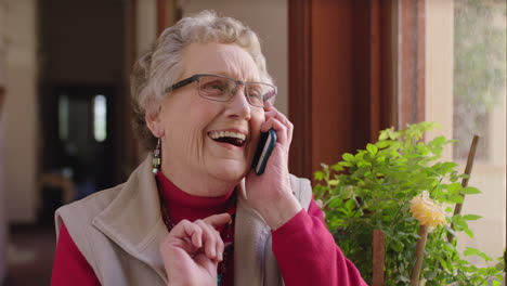 Retrato-De-Una-Elegante-Anciana-Caucásica-Charlando-Por-Teléfono-Disfrutando-De-Una-Conversación-Con-Gafas-En-Una-Casa-De-Retiro