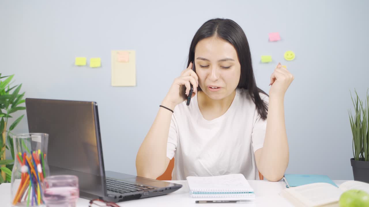 電話で良い知らせを受け取る女子学生