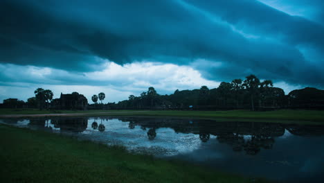 Enorme-Frente-De-Tormenta-Rodando-Sobre-Un-Templo-En-Las-Piscinas-Reflectantes-Frente-A-Angkor-Wat