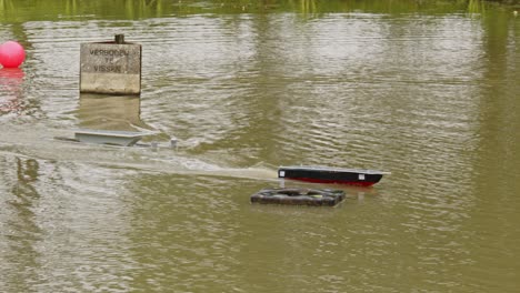 dos hermosos barcos de paneles solares controlados remotamente construidos por sí mismos que corren a través del agua en cámara lenta