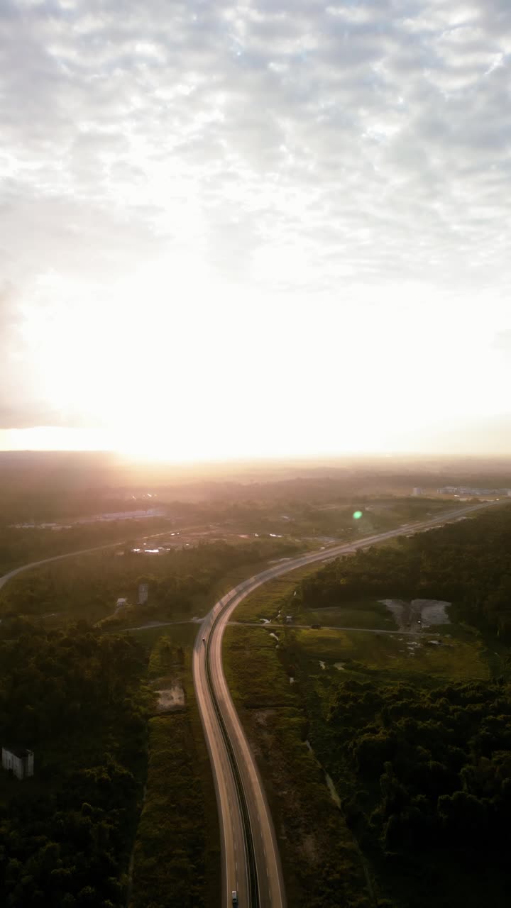 vista aérea del atardecer en el puente de lundu y el río con bosque verde, montaña detrás del suelo. sarawak.