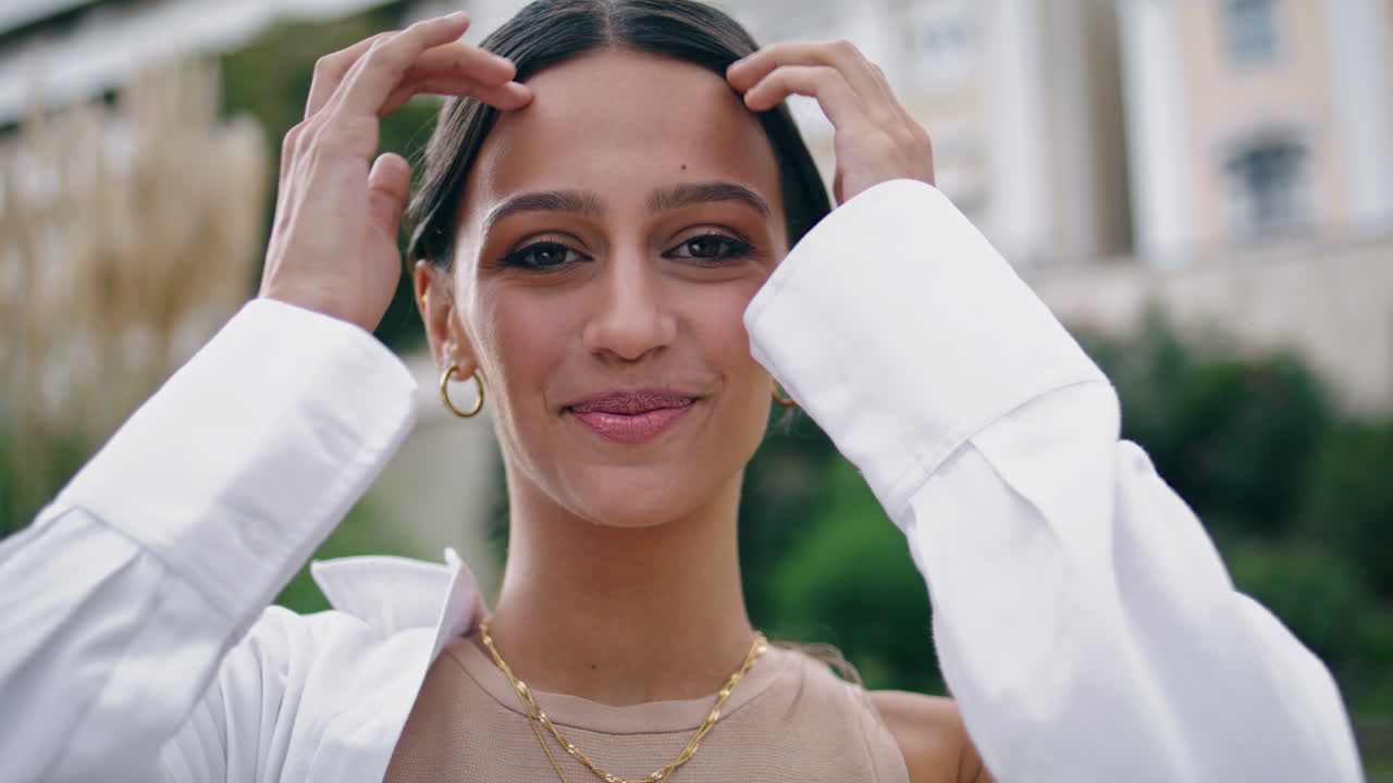 해피 레이디 스트레이트 헤어 파크 수직 초상화 라틴 여성 미소 카메라