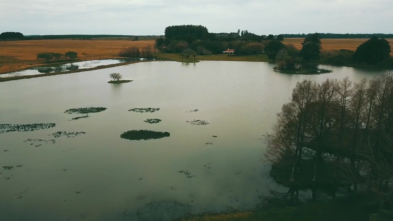 Laguna e casa di campagna a Corrientes, Argentina. Riprese aeree con drone