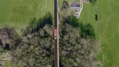 Un-Barco-Estrecho-Que-Cruza-El-Acueducto-Pontcysyllte-Famoso-Diseñado-Por-Thomas-Telford,-Ubicado-En-La-Hermosa-Campiña-Galesa,-Famosa-Ruta-Del-Canal