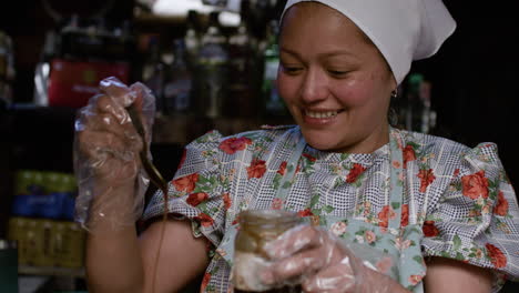 Cocinero-Trabajando-En-La-Cocina