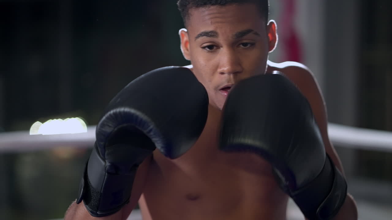 joven boxeador en entrenamiento