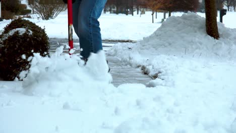 Videoclip-En-Cámara-Lenta-HD-De-Un-Hombre-Paleando-Nieve-En-Una-Acera-De-Hormigón-Después-De-Una-Tormenta-De-Invierno-En-Un-Clima-Frío