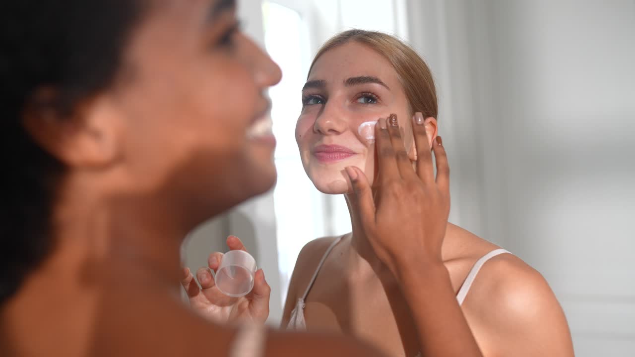dos amigos aplicando crema facial