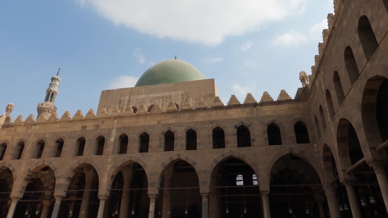 el patio de la mezquita del sultán al-nasir muhammad ibn qalawun con cúpula verde, el cairo en egipto. ángulo bajo y panorámica