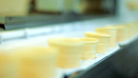 línea de producción de waffles de helado. fábrica de helados. cono de waffles en el transportador
