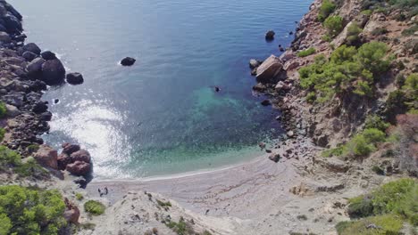 Einsame-Bucht-Mit-Auffälligem-Türkisfarbenem-Wasser