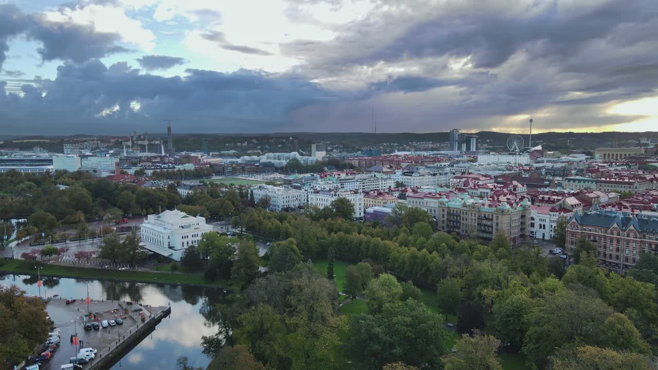 vista panorámica del parque kungsparken con stora teatern en gotemburgo, suecia bajo el cielo nublado - toma aérea