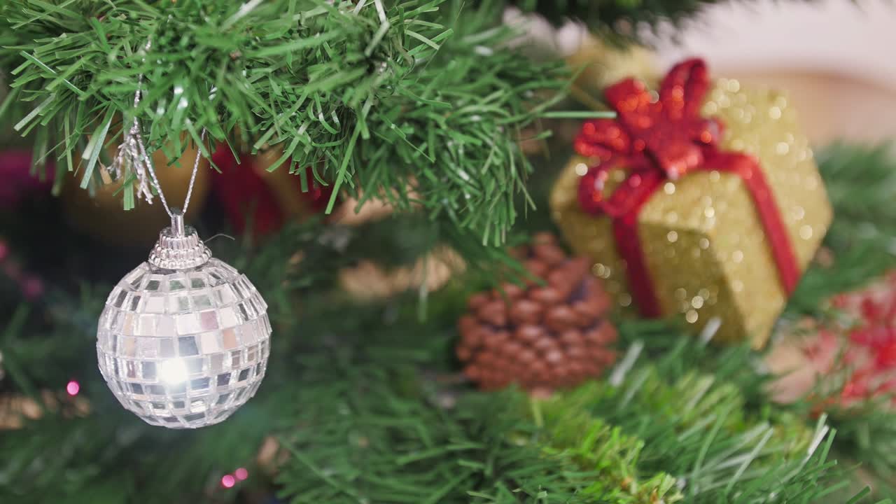 decorar el árbol de navidad bola de espejo. reflejo